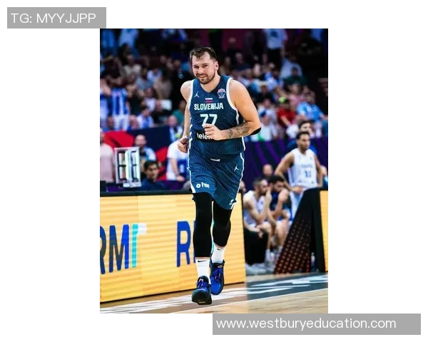 东契奇持球单打 加速突破上篮打成2+1 东契奇持球单打 加速突破上篮打成2+1