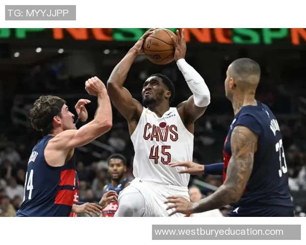 卫冕冠军有点难！阿贾伊-米切尔被队友踩到脚踝离场 雷霆未开赛已伤四人