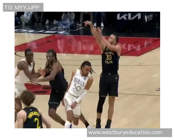 库里揭秘制胜关键:无球跑动激活勇士第三节狂潮 库里揭秘制胜关键:无球跑动激活勇士第三节狂潮