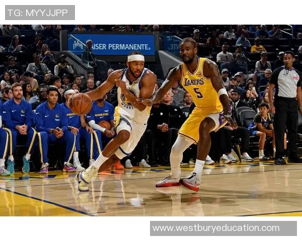 NBA半场:穆迪13分,勇士10分得分,勇士68-49大比分领先太阳 NBA半场:穆迪13分,勇士10分得分,勇士68-49大比分领先太阳