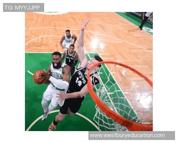 怀特半场轰下17分,第二节个人独得15分撑起球队进攻 怀特半场轰下17分,第二节个人独得15分撑起球队进攻