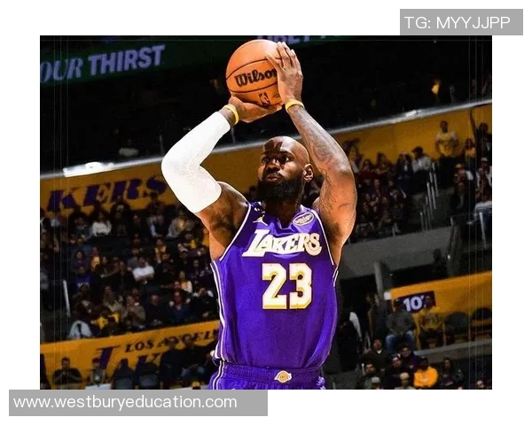 里夫斯连续7场比赛得分未过20,之前赛季平均分23.8分